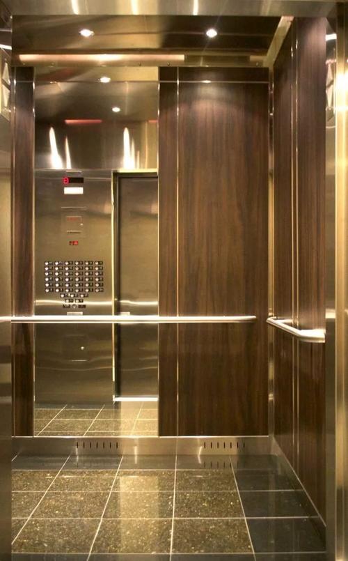 电梯里有俩2b